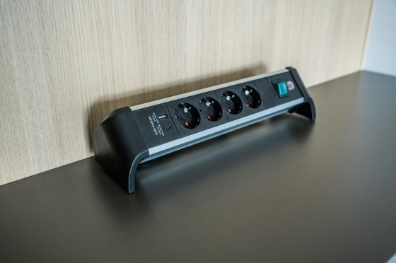 Brennenstuhl Alu-Office-Line Steckdosenleiste 4-fach mit USB Power Delivery zum Schnellladen (1x Charger Typ C, 1x USB-A, ideal für den Schreibtisch, Made in Germany)