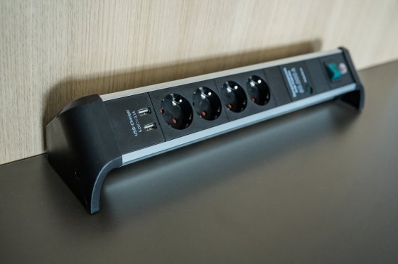 Brennenstuhl Alu-Office-Line Steckdosenleiste 4-fach mit USB und Überspannungsschutz (1,8m Kabel, 2x USB, max. 3100 mA, mit Schalter, Made in Germany)